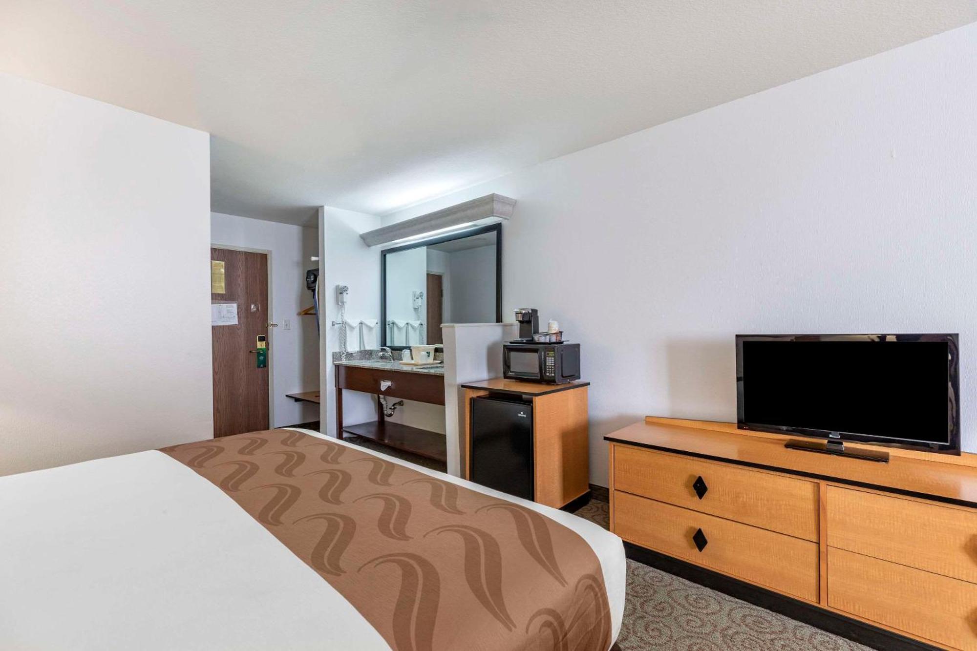 Quality Inn & Suites Denver Airport - Gateway Park Aurora Bagian luar foto