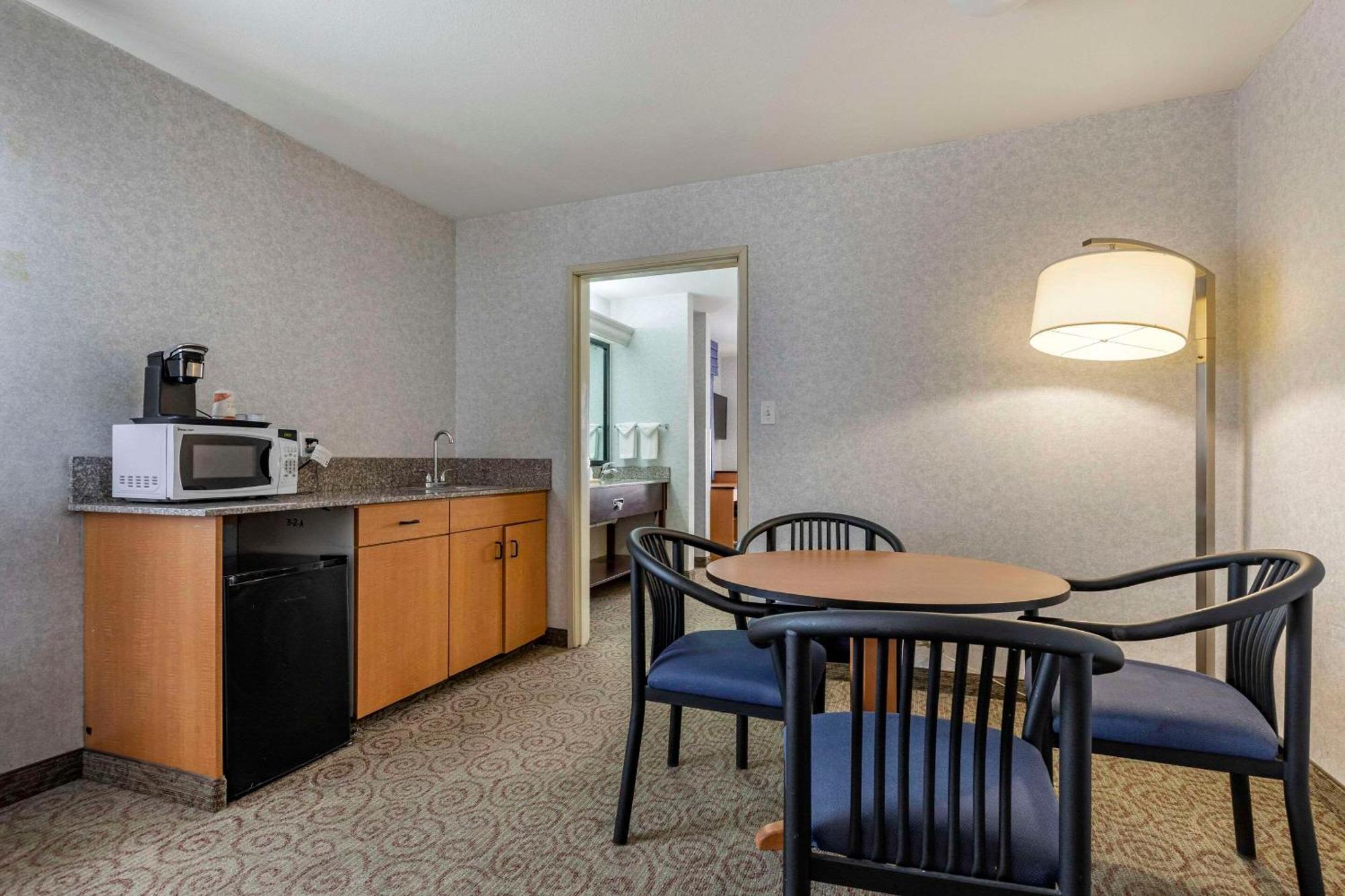 Quality Inn & Suites Denver Airport - Gateway Park Aurora Bagian luar foto