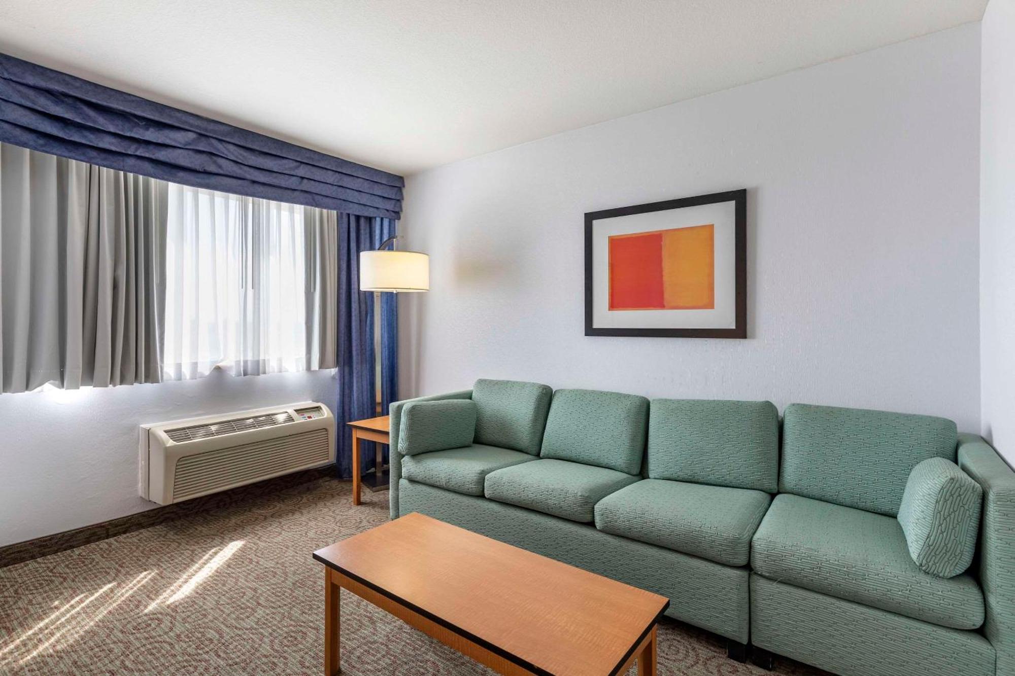 Quality Inn & Suites Denver Airport - Gateway Park Aurora Bagian luar foto
